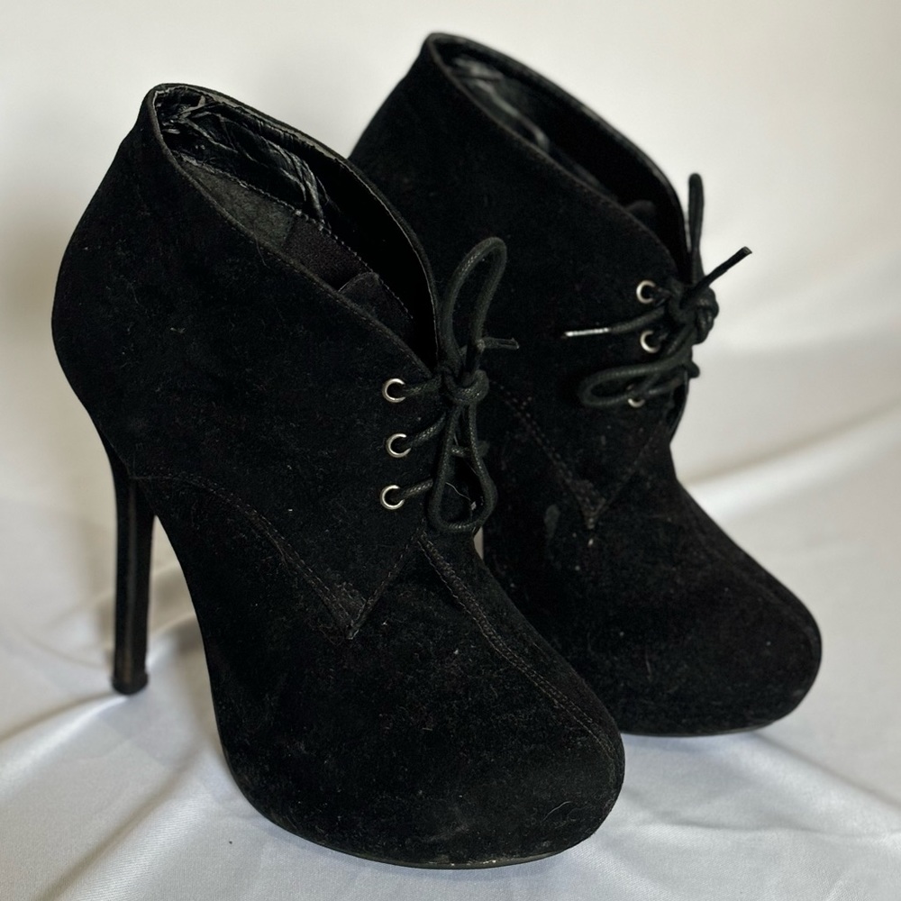 Women’s Black Lace Up Heel Boots. Size 7